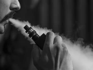 homme fumant eliquid