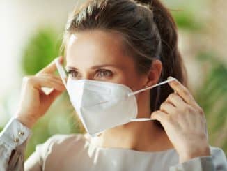femme qui met un masque ffp2